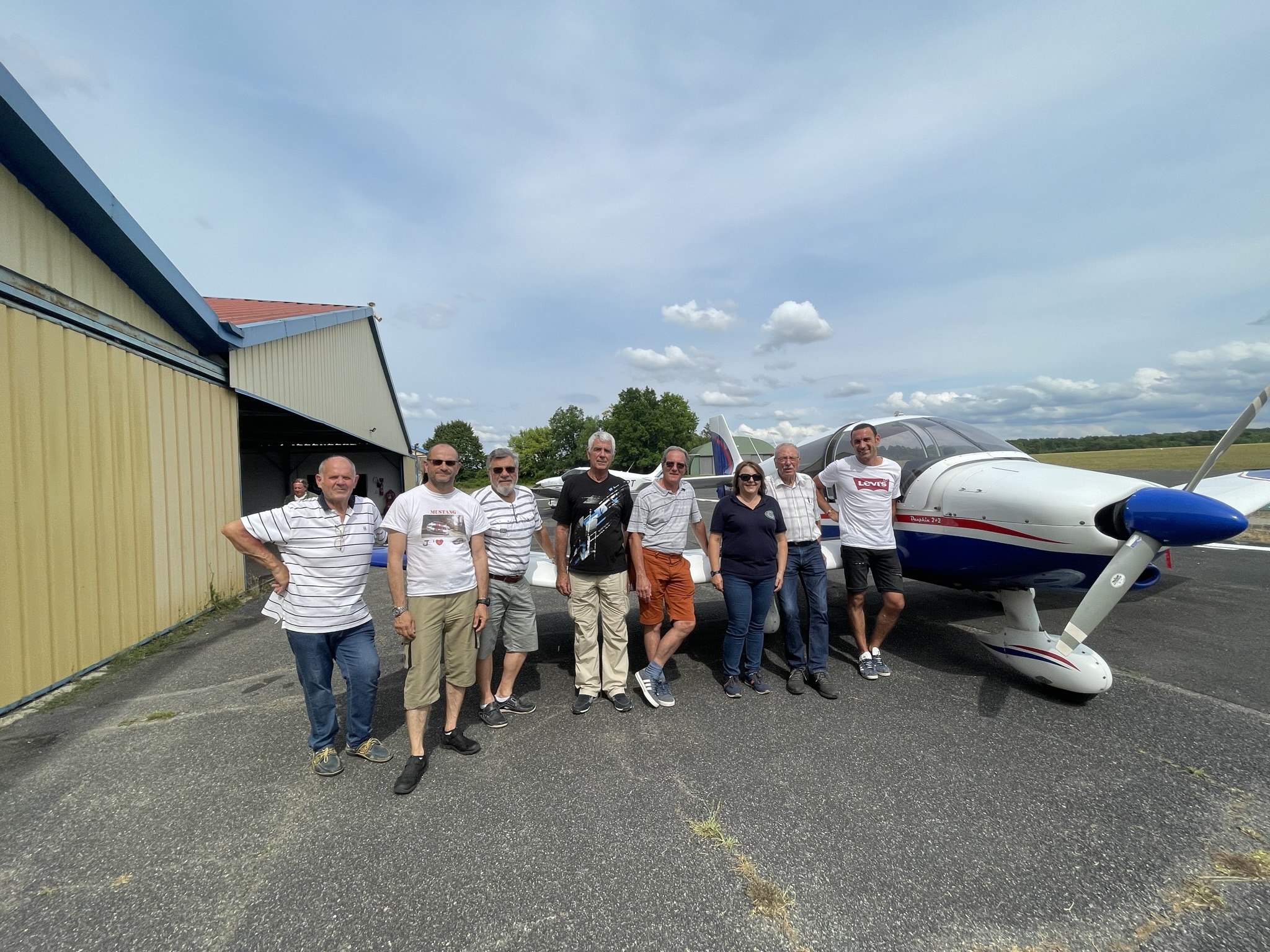 Membres de la section vol moteur du club devant un avion de tourisme